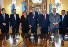 Valdés recibió la Bandera de la Libertad Civil y fue condecorado con la Medalla de Oro al Mérito